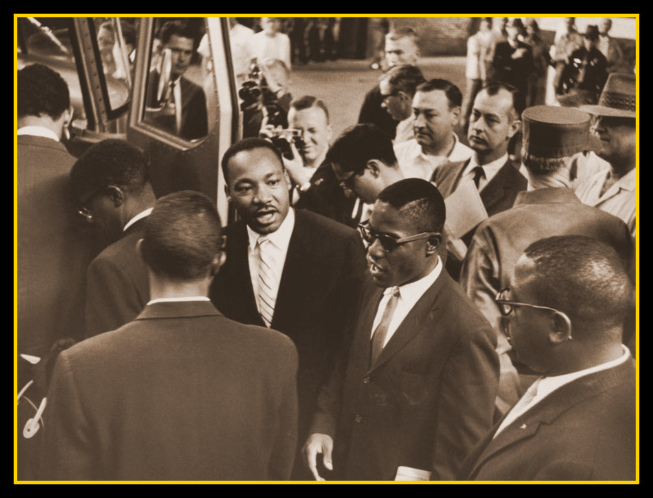 King talks to freedom riders boarding a bus